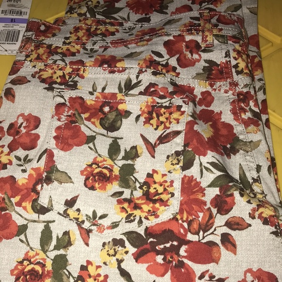 NWT Charter Club floral jeans 👖 - Picture 4 of 8